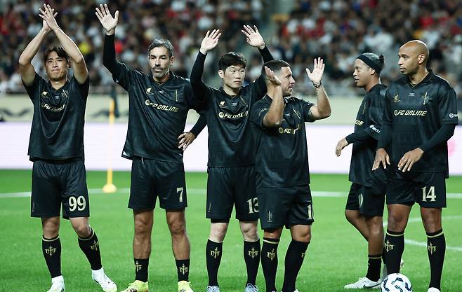 13일 서울월드컵경기장에서 열린 아이콘매치 이벤트 매치에 참석한 FC스피어의 구자철과 피레스, 박지성, 아자르, 호나우지뉴, 앙리(왼쪽부터). [뉴스1]