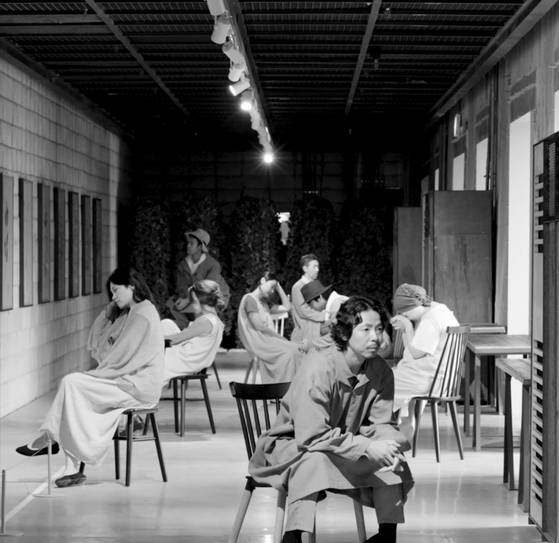 이머시브 씨어터로 만든 체호프의 ‘바냐아저씨’. 전시장 같은 공간에서 공연된다. [사진 더룸 욕망극장]