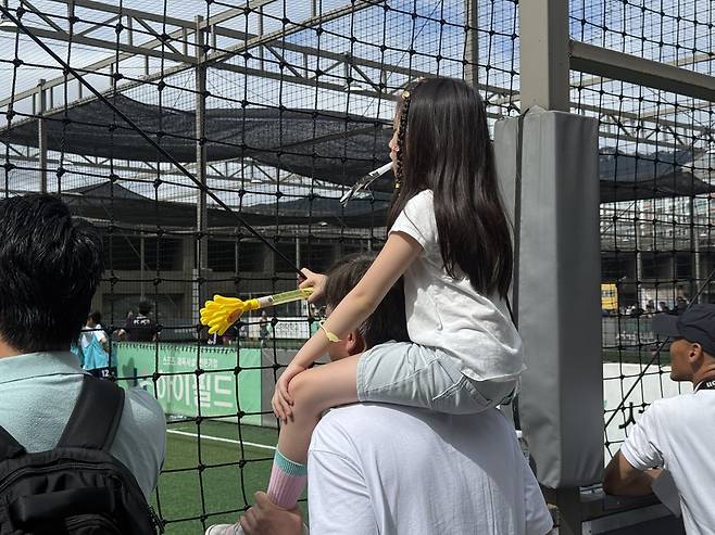 서울신문 경기를 관람 중인 이두걸 서울신문 기자와 딸./한국기자협회