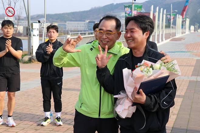 지난 4월 선양소주 신입사원들이 최종 입사시험인 마라톤을 완주한 뒤 꽃다발을 받고 있다.