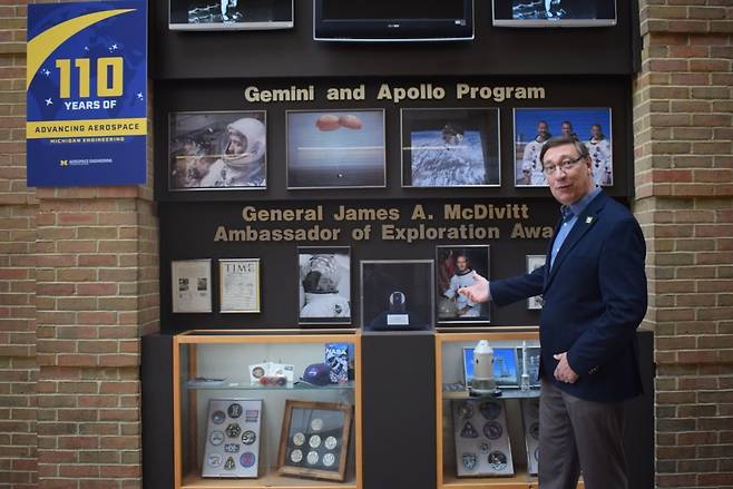 카를로스 세스닉 미시간대 항공우주공학과 학과장이 학과 기념 조형물을 소개하는 모습 / 앤아버=강경주 기자