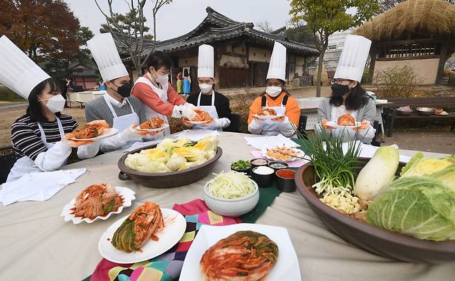 서울 종로구 국립민속박물관 오촌댁 앞에서 외국인들이 김장 담그기 체험을 하고 있다. 사진=김범준 기자