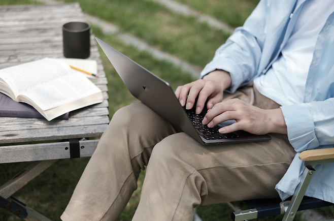 ‘크몽’, ‘탈잉’ 같은 재능 공유 플랫폼은 MZ세대의 부업 열풍에 속도를 더했다. 별도의 사무실이나 장비가 없어도 온라인으로 자신의 재능을 서비스화할 수 있으니, 초기 비용과 진입 장벽이 자연스레 낮아졌다.