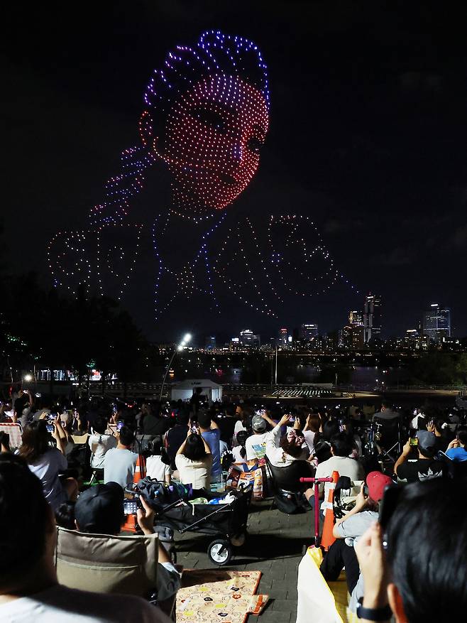 ‘2025 한강 불빛 공연(드론 라이트 쇼)에서 드론들이 루미 캐릭터를 재현하고 있다. 연합뉴스
