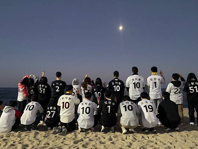Members of live baseball game-watching club LG Eopsineun Motsara pose for a photo in their favorite players' uniforms. (Kim Yong-ki)