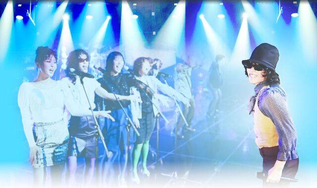 ‘악뮤’의 이찬혁(오른쪽)이 지난 8월 초 KBS 열린음악회에서 코러스로 참여한 출연진과 함께 춤추며 노래하고 있다. KBS 유튜브 캡처, 그래픽=강소연