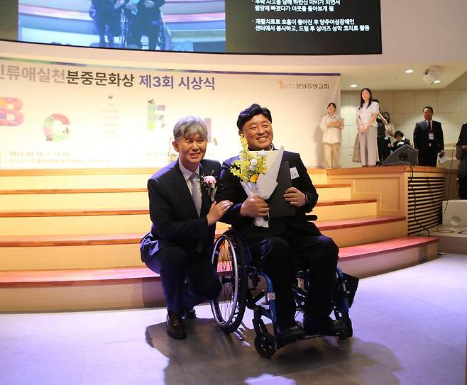 최종천(왼쪽) 목사가 분중문화상 ‘어울림상’ 수상자와 기념 촬영을 하고 있다. 인류애실천분중문화재단 제공