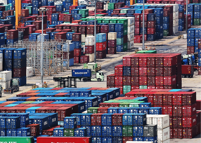 경기도 평택항에 컨테이너가 쌓여 있는 모습. 연합뉴스
