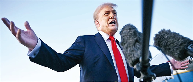 도널드 트럼프 미국 대통령은 7일(현지 시간) 한국인 구금 사태로 한·미 관계가 긴장될 거라고 생각하느냐는 질의에 “우리는 한국과 매우 좋은 관계를 갖고 있다”고 답했다. [AFP = 연합뉴스]