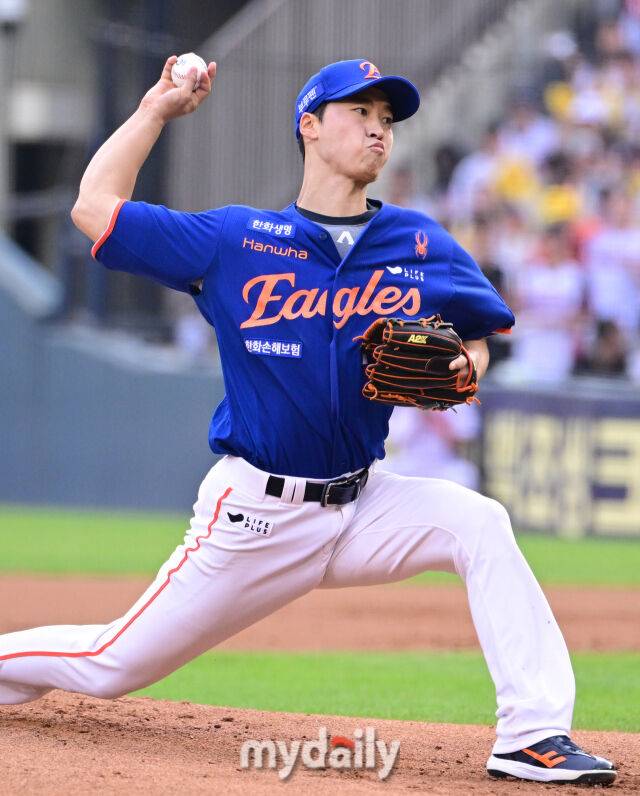 2025년 8월 9일 오후 서울 잠실구장에서 열린 '2025 신한 SOL뱅크 KBO 리그' 한화 이글스와 LG 트윈스의 경기. 한화 선발투수 엄상백이 역투하고 있다./마이데일리