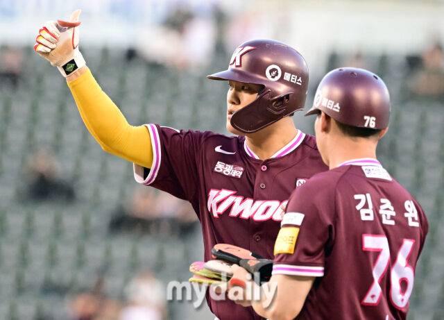 2025년 7월 10일 오후 서울 잠실구장에서 '2025 신한 SOL뱅크 KBO 리그' 키움 히어로즈와 LG 트윈스의 경기. 키움 김건희가 4회초 선두타자 안타를 친 뒤 기뻐하고 있다./마이데일리