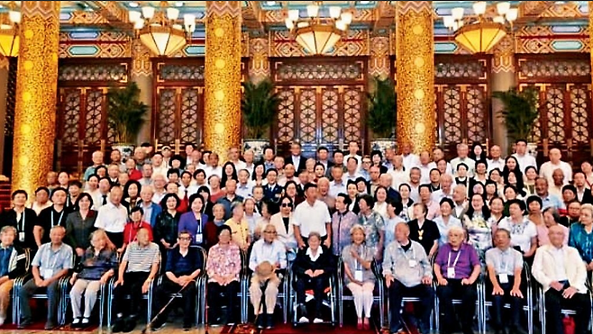 ‘중국인민 항일전쟁 및 세계 반파시스트 전쟁 승리’ 80주년 열병식에 참석한 훙얼다이 100여명의 단체 사진 [성도일보 캡처]