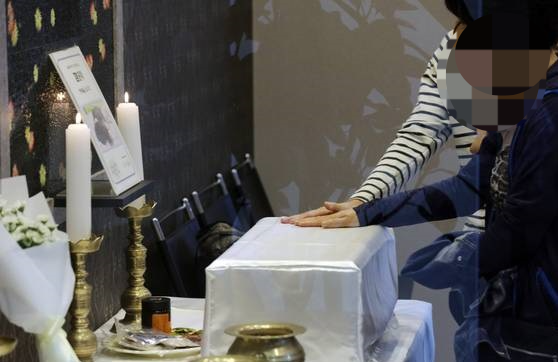 반려견 장례식을 하고 있느 한 가족의 모습. 기사와 무관. [연합]