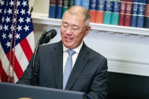 정의선 현대자동차그룹 회장이 24일(현지시간)에서 미국 워싱턴 D.C. 백악관 루즈벨트룸에서 대미 투자 계획을 발표하고 있다.  [UPI]