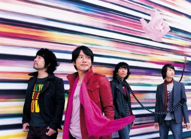 미스터 칠드런은 정말 한결같이도, 끊임없이, 지치지도 않고 희망을 노래한다. 이들이 전하는 희망의 위로는 “모든 건 괜찮아질거야”라는 기약없이 허망한 약속이 아닌, 부서진 자리에서도 여전히 살아갈 수 있다는 설득에 가까운 감각이다. 그렇기 때문에 곡을 듣는 이는 당장의 영화로운 구원이 아닌, 조용하지만 확실한 ‘여기에 있는’ 위로에 눈물을 쏟아낸 뒤, 다시 숨을 이어갈 용기를 얻는다. [GQ Taiwn 공식 홈페이지 캡처]