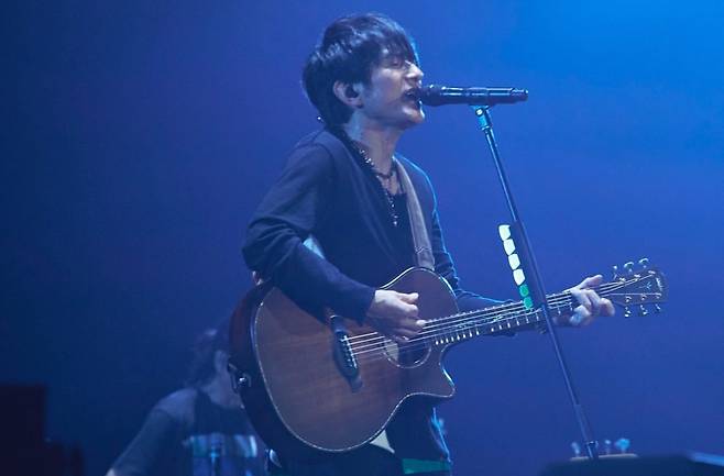 미스터 칠드런의 사랑 노래가 특별한 이유는 여기에 있다. ‘내 감정’을 집요하게 파고드는 자기 고백에서 출발해 그 감정을 꾸밈없이 드러내는 진솔함, 일상적인 이미지로 풀어내는 친근함, 그리고 특유의 목소리와 부드러운 사운드가 덧씌우는 성숙한 결. 사랑은 가장 날 것 그대로의 노래로 표현되지만 외설적이지 않다. 오히려 가식없이 진실되고, 그래서 역설적으로 가장 로맨틱하다. [미스터 칠드런 공식 인스타그램 캡처]