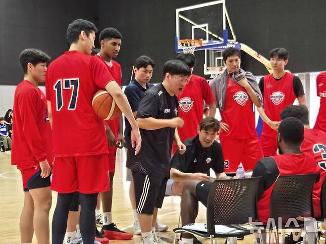 [후쿠오카(일본)=뉴시스] 하근수 기자= 프로농구 울산 현대모비스의 양동근 감독. 2025.09.13. hatriker22@newsis.com