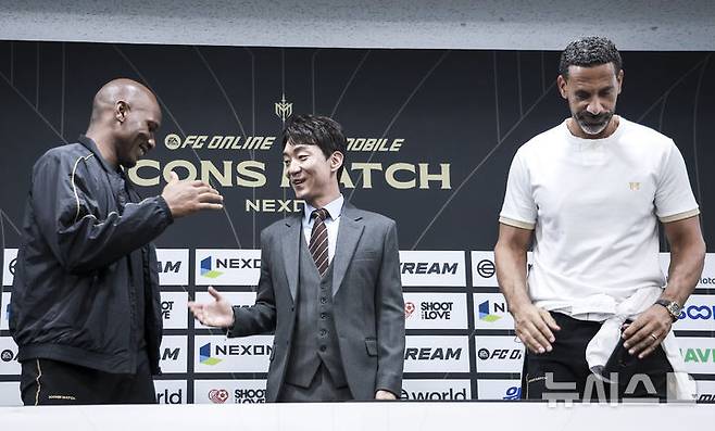 [서울=뉴시스] 정병혁 기자 = 13일 서울 마포구 서울월드컵경기장에서 열린 2025 넥슨 아이콘매치 이벤트매치에 앞서 열린 기자회견에서 박정무 넥슨 사업부사장이 FC 스피어 주장 디디에 드로그바와 실드 유나이티드 주장 리오 퍼디난드와 인사를 나누고 있다. 2025.09.13. jhope@newsis.com