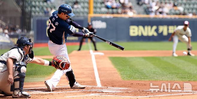 [서울=뉴시스] 추상철 기자 = 25일 오후 서울 송파구 잠실야구장에서 열린 2025 KBO리그 NC 다이노스와 두산 베어스의 경기, 1회초 노아웃 주자1,2루 상황에서 NC 박건우가 1타점 적시타를 때리고 있다. 2025.05.25. scchoo@newsis.com