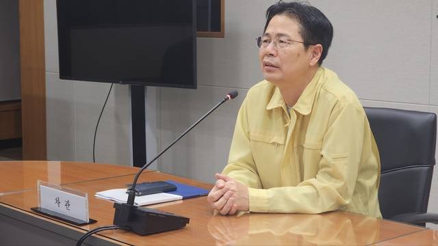 강형석 농림축산식품부 차관이 13일 정부세종청사에서 방역 대책 회의를 주재하고 있다. 농림축산식품부