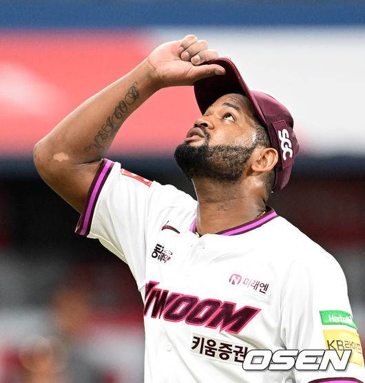 [OSEN=고척, 이대선 기자] 9일 오후 서울 고척스카이돔에서 2025 신한 SOL Bank KBO리그 키움 히어로즈와 LG 트윈스의 경기가 열렸다.키움은 알칸타라, LG는 톨허스트를 선발 투수로 내세웠다.6회초 2사 3루에서 키움 알칸타라가 LG 김현수를 외야플라이로 처리하고 환호하고 있다. 2025.09.09 /sunday@osen.co.kr