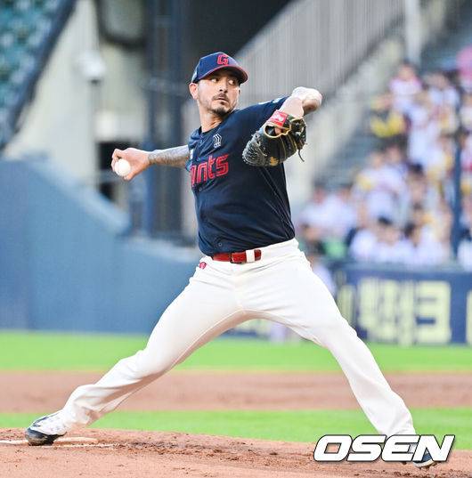 [OSEN=잠실, 박준형 기자] 19일 오후 서울 잠실구장에서 ‘2025 신한 SOL BANK KBO리그’ LG 트윈스와 롯데 자이언츠의 경기가 진행됐다.이날 LG는 톨허스트를, 롯데는 벨라스케즈를 선발투수로 내세웠다.1회말 롯데 선발투수 벨라스케즈가 역투하고 있다.  2025.08.19 / soul1014@osen.co.kr