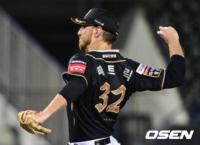 [OSEN=잠실, 조은정 기자]11일 오후 서울 잠실구장에서 ‘2025 신한 SOL Bank KBO리그’ LG 트윈스와 KT 위즈의 경기가 열렸다.홈팀 LG는 치리노스, 방문팀 KT는 헤이수스를 선발로 내세웠다.8회말 KT 패트릭이 역투하고 있다. 2025.09.11 /cej@osen.co.kr
