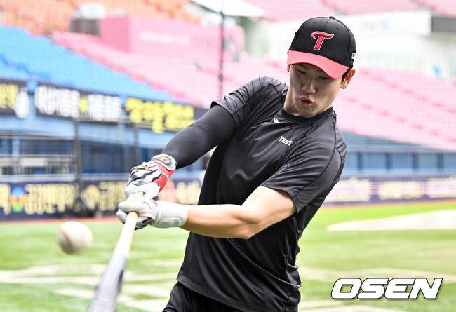 [OSEN=잠실, 조은정 기자]12일 오후 서울 잠실구장에서 ‘2025 신한 SOL Bank KBO리그’ LG 트윈스와 NC 다이노스의 경기가 열린다.홈팀 LG는 송승기가, 방문팀 NC는 라일리를 선발로 내세웠다.LG 홍창기가 훈련을 하고 있다. 2025.09.12 /cej@osen.co.kr