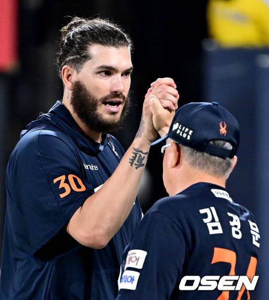 [OSEN=최규한 기자] 한화 코디 폰세가 김경문 감독과 승리 하이파이브를 하고 있다. 2025.07.18 / dreamer@osen.co.kr