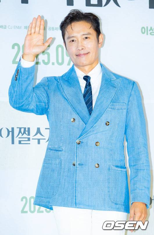 [OSEN=민경훈 기자] 19일 서울 용산구 CGV용산아이파크몰에서 영화 '어쩔 수가 없다' 제작보고회가 열렸다.'어쩔수가없다'(감독 박찬욱)는 ‘다 이루었다’고 느낄 만큼 삶이 만족스러웠던 회사원 ‘만수’(이병헌)가 덜컥 해고된 후, 아내와 두 자식을 지키기 위해, 어렵게 장만한 집을 지켜내기 위해, 재취업을 향한 자신만의 전쟁을 준비하며 벌어지는 이야기를 담는다.&nbsp;제82회 베니스 국제 영화제 경쟁 부문에 초청된 ‘어쩔수가없다’는 박찬욱 감독이  ‘헤어질 결심’ 이후 3년 만에 내놓는 작품이다. 이병헌과 손예진이 부부로 호흡을 맞추는 가운데 이성민과 염혜란 박희순 차승원이 출연한다.배우 이병헌이 입장하며 포즈를 취하고 있다. 2025.08.19 /rumi@osen.co.kr