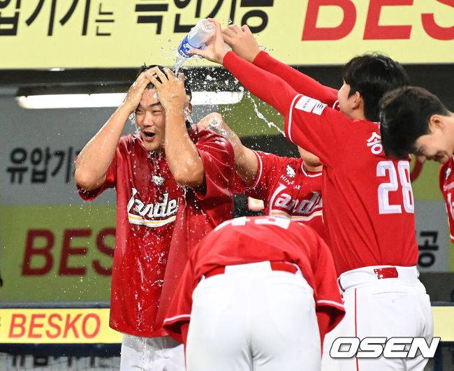 [OSEN=대구, 이대선 기자] 이숭용 감독이 이끄는 프로야구 SSG 랜더스가 삼성 라이온즈를 꺾고 3위 자리를 굳건히 지켰다.&nbsp;SSG는 11일 대구삼성라이온즈파크에서 열린 삼성과의 원정 경기에서 8-4로 승리했다. 최정은 KBO 최초 10년 연속 20홈런 고지를 밟았다. 노경은도 한국 프로야구 최초로 3년 연속 20홀드의 주인공이 됐다. 반면 삼성은 선발 아리엘 후라도의 호투에도 연패에 빠졌다.&nbsp;경기 종료 후 3시즌 30홀드를 기록한 SSG 노경은이 동료들에게 축하를 받고 있다. 2025.09.11 /sunday@osen.co.kr