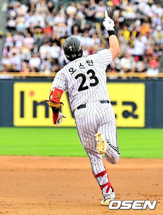 [OSEN=잠실, 지형준 기자] 13일 오후 서울 잠실구장에서 ‘2025 신한 SOL Bank KBO리그’ LG 트윈스와 KIA 타이거즈의 경기가 열렸다.LG는 임찬규, KIA는 이의리가 선발로 나섰다.3회말 2사 1루에서 LG 오스틴이 역전 좌월 투런포를 날리며 기뻐하고 있다. 2025.09.13 /jpnews@osen.co.kr