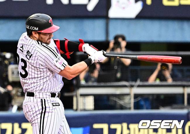 [OSEN=잠실, 지형준 기자] 13일 오후 서울 잠실구장에서 ‘2025 신한 SOL Bank KBO리그’ LG 트윈스와 KIA 타이거즈의 경기가 열렸다.LG는 임찬규, KIA는 이의리가 선발로 나섰다.3회말 2사 1루에서 LG 오스틴이 역전 좌월 투런포를 날리고 있다. 2025.09.13 /jpnews@osen.co.kr