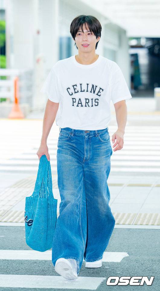 [OSEN=인천공항, 민경훈 기자] 배우 박보검이 12일 인천국제공항을 통해 말레이시아 쿠알라룸푸르로 출국했다.박보검은 단독 팬미팅 'PARK BO GUM 2025 FAN MEETING TOUR [BE WITH YOU]' 9월 13일 쿠알라룸푸르, 9월 17일 몬테레이, 9월 19일 멕시코시티, 9월 21일 상파울루, 9월 24일 산티아고를 방문해 투어를 이어간다.박보검이 출국장으로 향하고 있다. 2025.09.12 / rumi@osen.co.kr