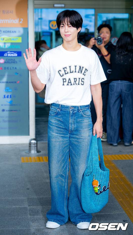 [OSEN=인천공항, 민경훈 기자] 배우 박보검이 12일 인천국제공항을 통해 말레이시아 쿠알라룸푸르로 출국했다.박보검은 단독 팬미팅 'PARK BO GUM 2025 FAN MEETING TOUR [BE WITH YOU]' 9월 13일 쿠알라룸푸르, 9월 17일 몬테레이, 9월 19일 멕시코시티, 9월 21일 상파울루, 9월 24일 산티아고를 방문해 투어를 이어간다.박보검이 출국장으로 향하고 있다. 2025.09.12 / rumi@osen.co.kr