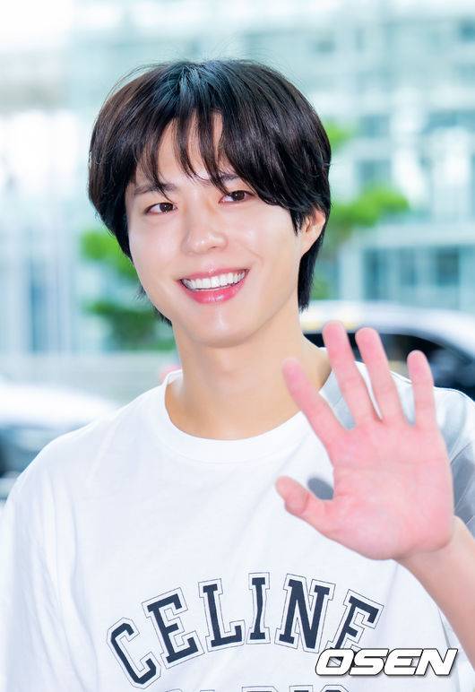 [OSEN=인천공항, 민경훈 기자] 배우 박보검이 12일 인천국제공항을 통해 말레이시아 쿠알라룸푸르로 출국했다.박보검은 단독 팬미팅 'PARK BO GUM 2025 FAN MEETING TOUR [BE WITH YOU]' 9월 13일 쿠알라룸푸르, 9월 17일 몬테레이, 9월 19일 멕시코시티, 9월 21일 상파울루, 9월 24일 산티아고를 방문해 투어를 이어간다.박보검이 출국장으로 향하고 있다. 2025.09.12 / rumi@osen.co.kr