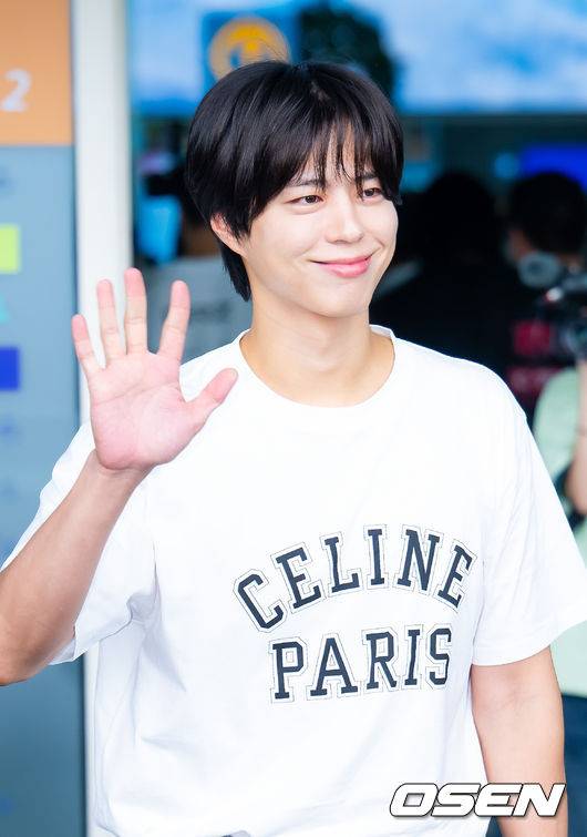 [OSEN=인천공항, 민경훈 기자] 배우 박보검이 12일 인천국제공항을 통해 말레이시아 쿠알라룸푸르로 출국했다.박보검은 단독 팬미팅 'PARK BO GUM 2025 FAN MEETING TOUR [BE WITH YOU]' 9월 13일 쿠알라룸푸르, 9월 17일 몬테레이, 9월 19일 멕시코시티, 9월 21일 상파울루, 9월 24일 산티아고를 방문해 투어를 이어간다.박보검이 출국장으로 향하고 있다. 2025.09.12 / rumi@osen.co.kr