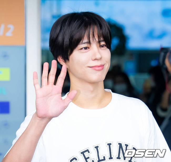[OSEN=인천공항, 민경훈 기자] 배우 박보검이 12일 인천국제공항을 통해 말레이시아 쿠알라룸푸르로 출국했다.박보검은 단독 팬미팅 'PARK BO GUM 2025 FAN MEETING TOUR [BE WITH YOU]' 9월 13일 쿠알라룸푸르, 9월 17일 몬테레이, 9월 19일 멕시코시티, 9월 21일 상파울루, 9월 24일 산티아고를 방문해 투어를 이어간다.박보검이 출국장으로 향하고 있다. 2025.09.12 / rumi@osen.co.kr
