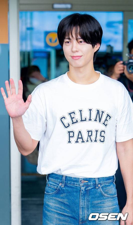 [OSEN=인천공항, 민경훈 기자] 배우 박보검이 12일 인천국제공항을 통해 말레이시아 쿠알라룸푸르로 출국했다.박보검은 단독 팬미팅 'PARK BO GUM 2025 FAN MEETING TOUR [BE WITH YOU]' 9월 13일 쿠알라룸푸르, 9월 17일 몬테레이, 9월 19일 멕시코시티, 9월 21일 상파울루, 9월 24일 산티아고를 방문해 투어를 이어간다.박보검이 출국장으로 향하고 있다. 2025.09.12 / rumi@osen.co.kr