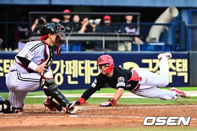 [OSEN=잠실, 지형준 기자] 13일 오후 서울 잠실구장에서 ‘2025 신한 SOL Bank KBO리그’ LG 트윈스와 KIA 타이거즈의 경기가 열렸다.LG는 임찬규, KIA는 이의리가 선발로 나섰다.5회초 2사 1루에서 KIA 윤도현이 박찬호의 좌중간 안타에 홈에서 동점 득점에 성공하고 있다. 2025.09.13 /jpnews@osen.co.kr