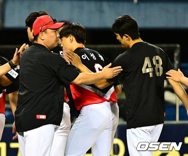 [OSEN=잠실, 지형준 기자] 프로야구 KIA 타이거즈가 LG 트윈스에 승리하며 2연승을 이어갔다. KIA는 13일 서울 잠실구장에서 열린 2025 KBO리그 LG와 경기에서 6-3으로 승리했다. KIA 선발 이의리는 6이닝 3피안타 1피홈런 5볼넷 3탈삼진 2실점으로 시즌 첫 승을 기록했다. 위즈덤이 선제 솔로포, 최형우가 역전 결승 홈런을 터뜨렸다. 박찬호는 4안타 맹타를 기록했다. 경기를 마치고 KIA 이범호 감독이 이의리와 승리 하이파이브를 하고 있다. 2025.09.13 /jpnews@osen.co.kr