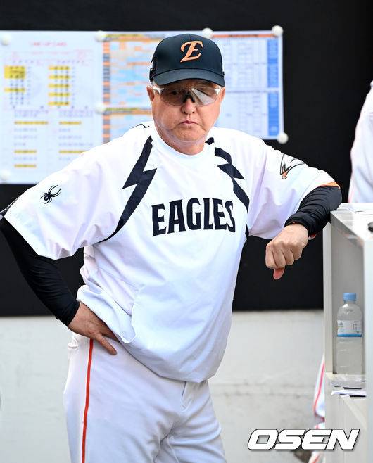 [OSEN=대전, 이대선 기자] 13일 오후 대전 한화생명볼파크에서 2025 신한 SOL Bank KBO리그 한화 이글스와 키움 히어로즈의 경기가 열렸다.한화는 폰세, 키움은 하영민을 선발 투수로 내세웠다.경기에 앞서 한화 김경문 감독이 더그아웃을 바라보고 있다. 2025.09.13 /sunday@osen.co.kr