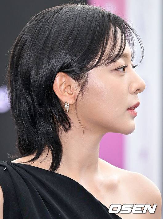 [OSEN=조은정 기자] ‘서울드라마어워즈 2024’ 퍼플카펫 행사가 25일 오후 서울 영등포구 KBS홀 광장에서 열렸다.한편 '서울드라마어워즈 2024' 시상식은 이날 오후 5시부터 KBS홀에서 SBS 생중계로 진행된다.배우 설인아가 퍼플카펫을 밟으며 포즈를 취하고 있다. 2024.09.25 /cej@osen.co.kr