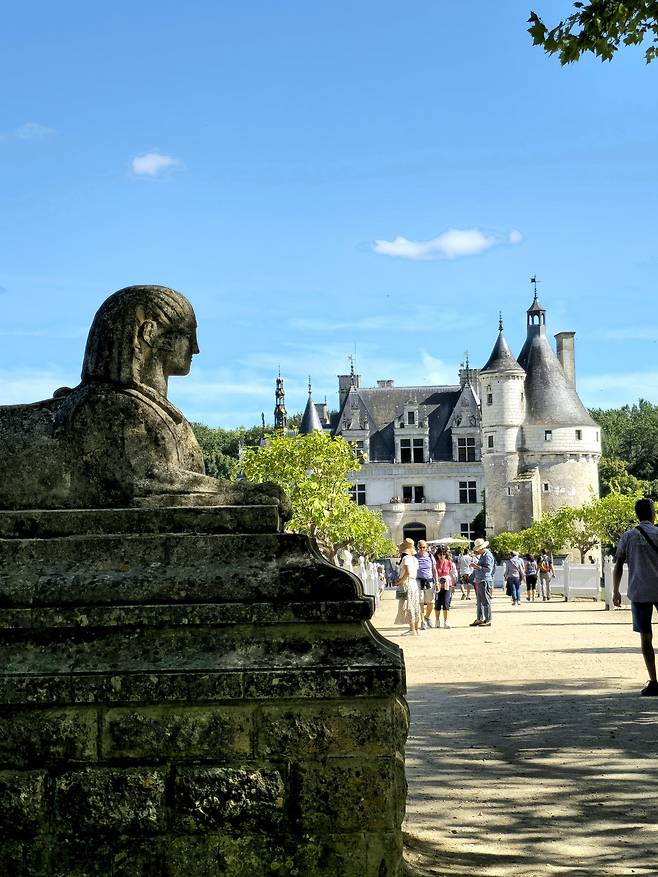 슈농소성 입구 스핑크스 조각상.