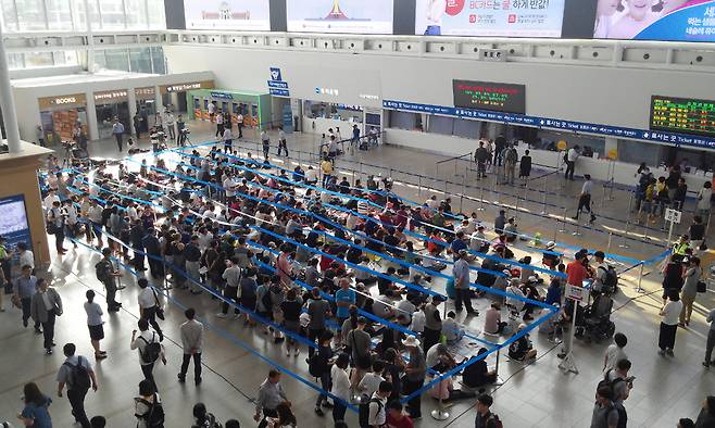 2016년8월17일, 추석 연휴 경전·경부선 현장 예매가 진행된 서울역사 내 맞이방에서 현장 예매를 기다리는 시민들이 줄지어 앉은 풍경이 눈에 띈다. 김동환 기자