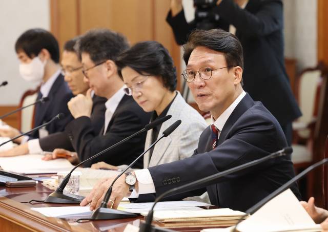 김민석(오른쪽) 국무총리가 12일 정부서울청사에서 열린 제9차 자살예방정책위원회 회의에서 모두발언을 하고 있다. 뉴스1