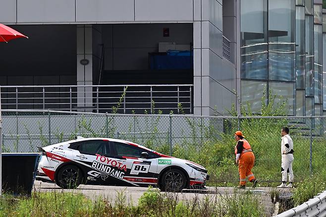 사고로 인해 레이스를 포기한 어퍼 스피드 송형진. 사진: 김학수 기자
