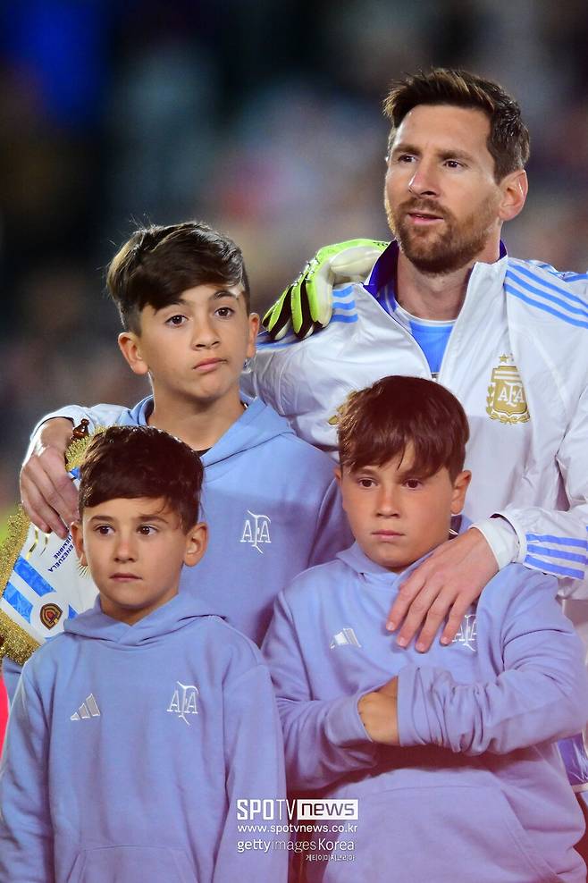 ▲ 5일 아르헨티나 부에노스 아이레스에서 메시의 대표팀 마지막 홈경기가 열렸다. 이번 베네수엘라전은 2026 북중미 월드컵 남미예선 일정의 마지막 홈경기로, 아르헨티나는 내년 월드컵 본선까지 모두 원정 경기만 소화할 것으로 알려졌다. 메시도 이번 경기가 조국에서 치르는 마지막 매치라고 밝혔다.