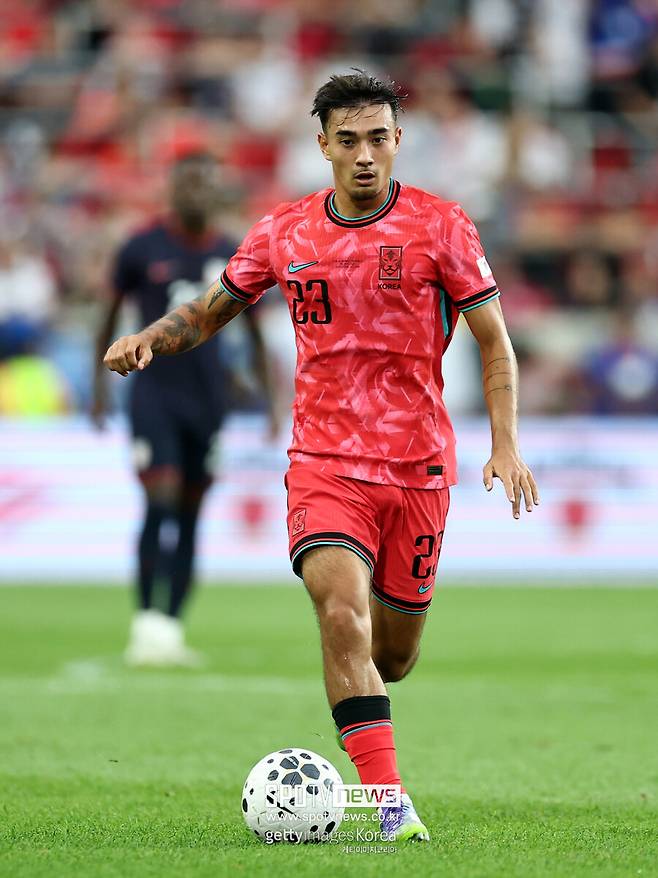 ▲ 독일 빌트는 “슈투트가르트전에서 교체 투입 후 실점 장면에서 불운한 모습을 보여 감독에게 좋은 인상을 주지 못했다”고 비판했다. 더불어 10월과 11월에 이어질 대표팀 차출과 이로 인한 장거리 이동 부담을 우려했다. 다음 달 서울에서 브라질, 파라과이와 평가전이 예정돼 있어 카스트로프는 또 한 번 긴 여정을 떠나야 한다고 강조했다. ⓒ연합뉴스