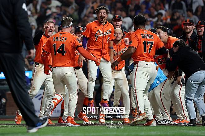 ▲ 끝내기 승리에 환호하는 샌프란시스코 자이언츠 선수단.